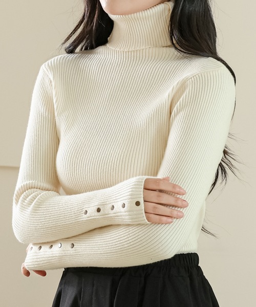 Lace Ladies(レースレディース)の「ソリッドカラー サイドボタン リブ ニット ハイネック プルオーバー(ニット/セーター・レディース・ブラック/ブラウン/アイボリー・M/XL)」の2枚目の写真