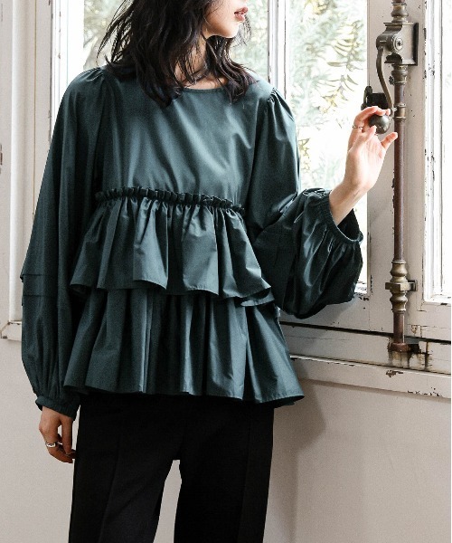 AMELY(エミリー)の「ティアードフリルペプラムブラウス(シャツ/ブラウス・レディース・グリーン/ホワイト/ブラック/チャコール/イエロー・フリー)」の11枚目の写真