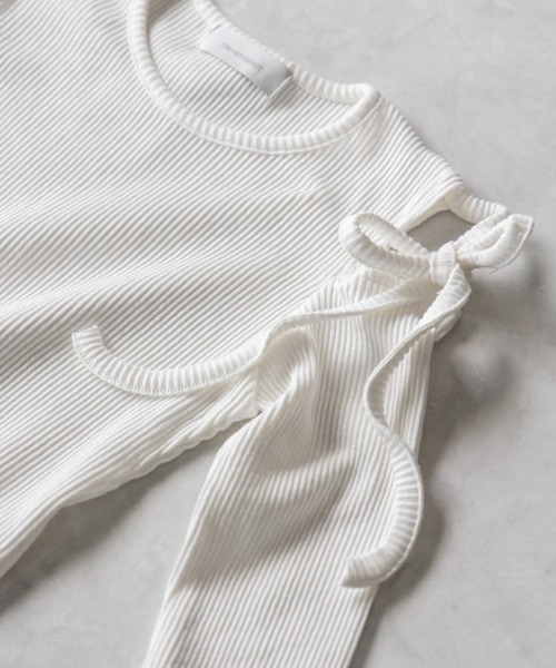 me+em select(ミームセレクト)の「【 3color 】カットアウトショルダーリボンリブトップス / Cut-out shoulder ribbon rib tops(Tシャツ/カットソー・レディース・ピンク/ブラック/アイボリー・FREE)」の10枚目の写真