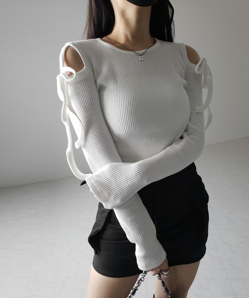 me+em select(ミームセレクト)の「【 3color 】カットアウトショルダーリボンリブトップス / Cut-out shoulder ribbon rib tops(Tシャツ/カットソー・レディース・ピンク/ブラック/アイボリー・FREE)」の4枚目の写真