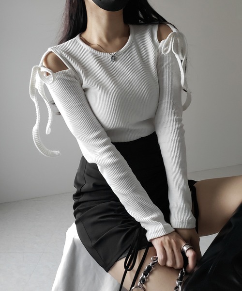 me+em select(ミームセレクト)の「【 3color 】カットアウトショルダーリボンリブトップス / Cut-out shoulder ribbon rib tops(Tシャツ/カットソー・レディース・ピンク/ブラック/アイボリー・FREE)」の5枚目の写真