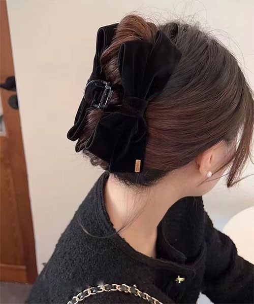 Mayree(メイリー)の「【float】ベロア リボン ゴールドプレート バンスクリップ(バレッタ/ヘアクリップ・レディース・ブラック/レッド・FREE)」の3枚目の写真