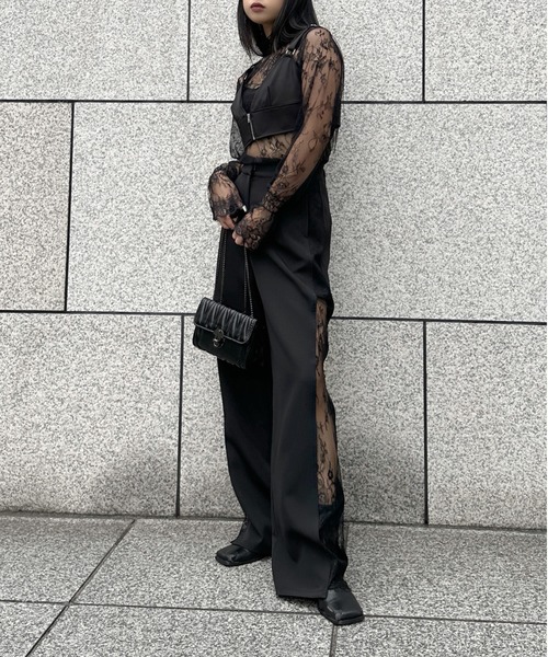 LVEU.（ラブユ.）の「【LVEU.】スクエアチェーンミニバッグ / バッグ BAG 鞄 ショルダー ミニ チェーン スクエア 横長 合皮 合成皮革 ブラック（ショルダーバッグ・レディース・ブラック・FREE）」の2枚目の写真