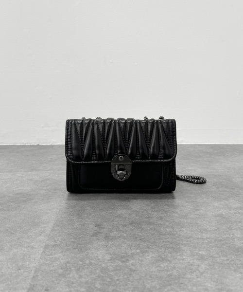 LVEU.（ラブユ.）の「【LVEU.】スクエアチェーンミニバッグ / バッグ BAG 鞄 ショルダー ミニ チェーン スクエア 横長 合皮 合成皮革 ブラック（ショルダーバッグ・レディース・ブラック・FREE）」の18枚目の写真