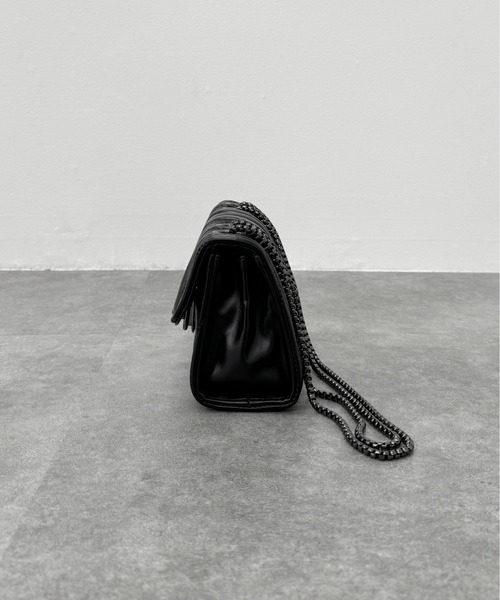 LVEU.（ラブユ.）の「【LVEU.】スクエアチェーンミニバッグ / バッグ BAG 鞄 ショルダー ミニ チェーン スクエア 横長 合皮 合成皮革 ブラック（ショルダーバッグ・レディース・ブラック・FREE）」の19枚目の写真