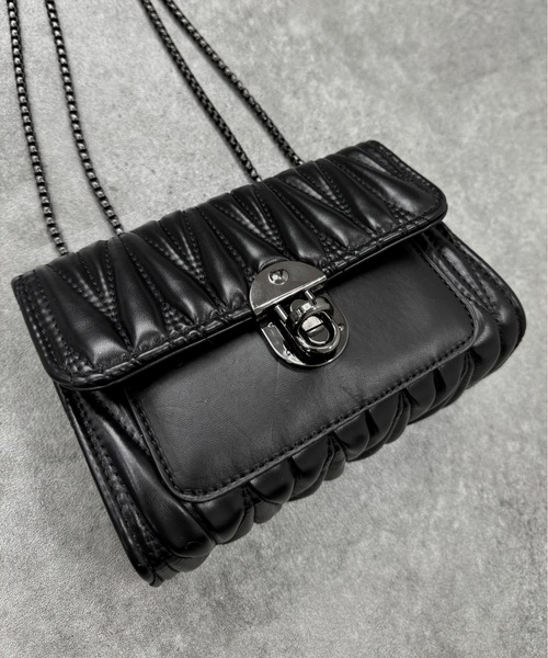 LVEU.（ラブユ.）の「【LVEU.】スクエアチェーンミニバッグ / バッグ BAG 鞄 ショルダー ミニ チェーン スクエア 横長 合皮 合成皮革 ブラック（ショルダーバッグ・レディース・ブラック・FREE）」の8枚目の写真