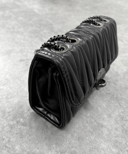 LVEU.（ラブユ.）の「【LVEU.】スクエアチェーンミニバッグ / バッグ BAG 鞄 ショルダー ミニ チェーン スクエア 横長 合皮 合成皮革 ブラック（ショルダーバッグ・レディース・ブラック・FREE）」の17枚目の写真