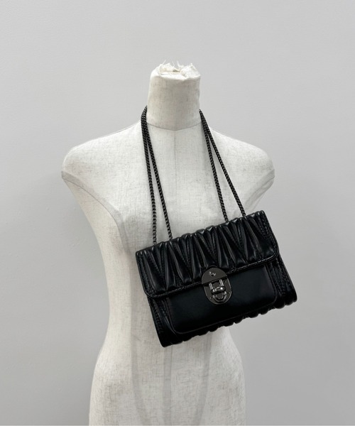 LVEU.（ラブユ.）の「【LVEU.】スクエアチェーンミニバッグ / バッグ BAG 鞄 ショルダー ミニ チェーン スクエア 横長 合皮 合成皮革 ブラック（ショルダーバッグ・レディース・ブラック・FREE）」の5枚目の写真