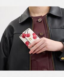ブティック★【COACH】エッセンシャル ミニ ウォレット チェリー ブティック☆【COACH】エッセンシャル ミニ ウォレット チェリー
