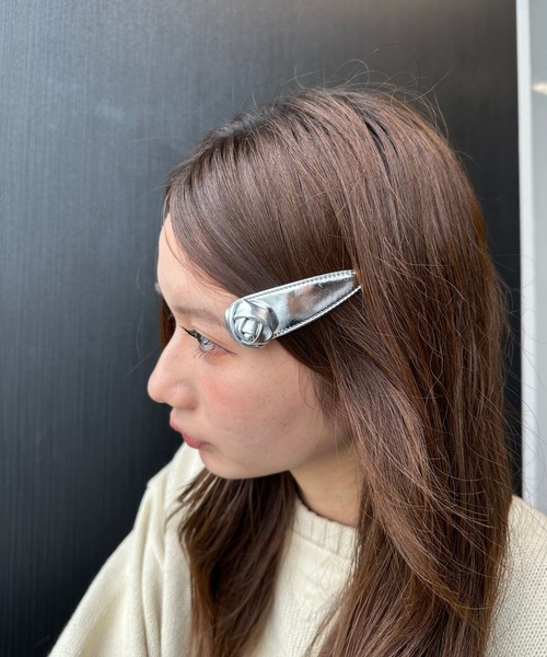FOREVER 21(フォーエバー トゥエンティーワン)の「ローズヘアピン(バレッタ/ヘアクリップ・レディース・シルバー・FREE)」の1枚目の写真