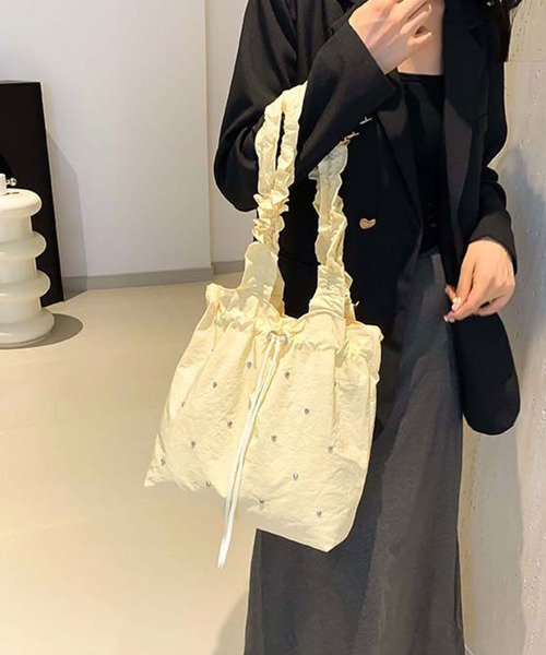 SHEPP(シープ)の「【大容量・A4サイズ対応可◎】キラキラギャザー巾着トートバッグ(トートバッグ・レディース・イエロー/グレー/ピンク/ブラック・F)」の5枚目の写真