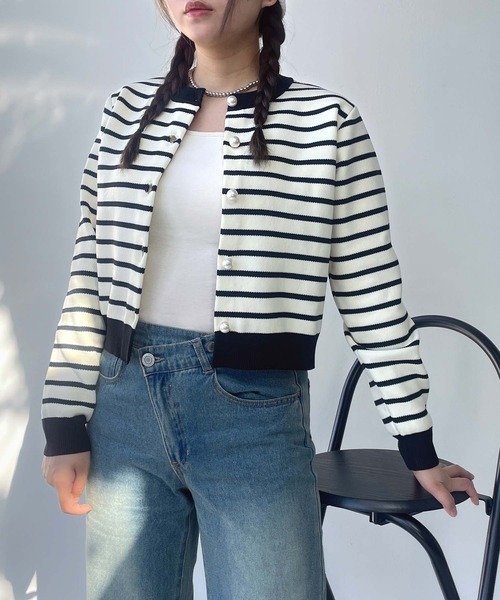 AS KNOW AS plus（アズノゥアズプラス）の「●パールボタン クルーネックカーディガン（カーディガン/ボレロ・レディース・ブラック/オフホワイト/グリーン/ホワイト×ブラック・FREE）」の3枚目の写真