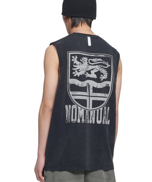 NOMANUAL（NOMANUAL）の「A'GEM/9 × .kom 『NOMANUAL/ノーマニュアル』 EMBLEM WASHED SLEEVELESS TEE/エンブレム ウォッシュドスリーブレス（Tシャツ/カットソー・メンズ・グレー/ブラック・M）」の2枚目の写真