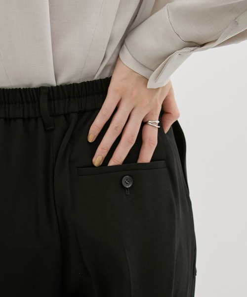 UNITED TOKYO（ユナイテッドトウキョウ）の「バックサテンベイカーパンツ｜ウォッシャブル/オフィスカジュアル/オケージョン/防シワ（その他パンツ・レディース・ベージュ/ブラック・1/2）」の10枚目の写真