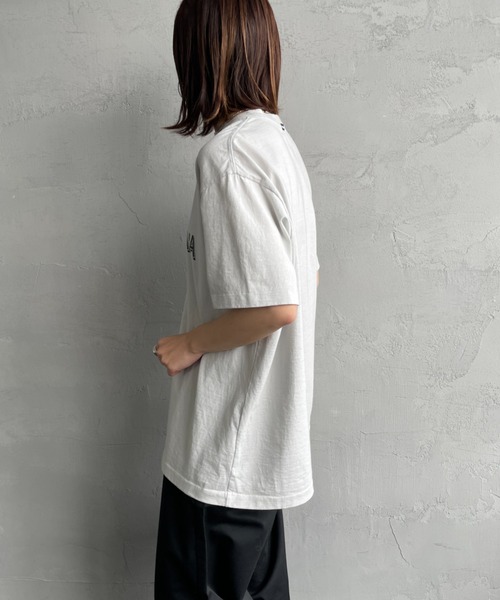 AMERICANA（アメリカーナ）の「[Americana×JEANS FACTORY/アメリカーナ×ジーンズファクトリー] 別注 オゾンバイオ加工 ロゴプリントTシャツ（Tシャツ/カットソー・レディース・ライトグレー/スミクロ・F）」の9枚目の写真