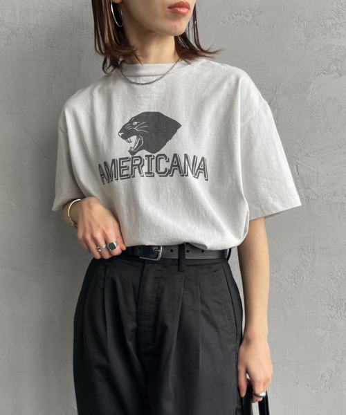 AMERICANA（アメリカーナ）の「[Americana×JEANS FACTORY/アメリカーナ×ジーンズファクトリー] 別注 オゾンバイオ加工 ロゴプリントTシャツ（Tシャツ/カットソー・レディース・ライトグレー/スミクロ・F）」の4枚目の写真