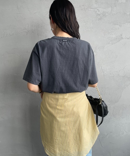 AMERICANA（アメリカーナ）の「[Americana×JEANS FACTORY/アメリカーナ×ジーンズファクトリー] 別注 オゾンバイオ加工 ロゴプリントTシャツ（Tシャツ/カットソー・レディース・ライトグレー/スミクロ・F）」の16枚目の写真