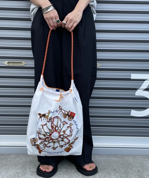 Ball&Chain（ボールアンドチェーン）の「[BALL&CHAIN/ボールアンドチェーン] KEY&CARRIAGE 刺繍デザインナイロントートバッグ（トートバッグ・レディース・オレンジ/ホワイト・M）」の16枚目の写真