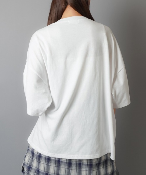 SPINNS(スピンズ)の「半袖オーバーサイズTシャツ/デニムワッペン(Tシャツ/カットソー・レディース・ブラック/オフホワイト/杢グレー/ベージュ/ピンク・ONESIZE)」の20枚目の写真