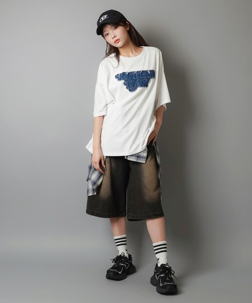 SPINNS(スピンズ)の「半袖オーバーサイズTシャツ/デニムワッペン(Tシャツ/カットソー・レディース・ブラック/オフホワイト/杢グレー/ベージュ/ピンク・ONESIZE)」の22枚目の写真