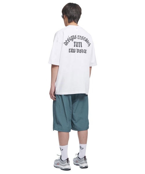 NOMANUAL（NOMANUAL）の「【NOMANUAL】R.V ARCH LOGO T-SHIRT / 【ノーマニュアル】ロゴ半袖Tシャツ（Tシャツ/カットソー・メンズ・ホワイト/ブラック/チャコール・M/L）」の4枚目の写真
