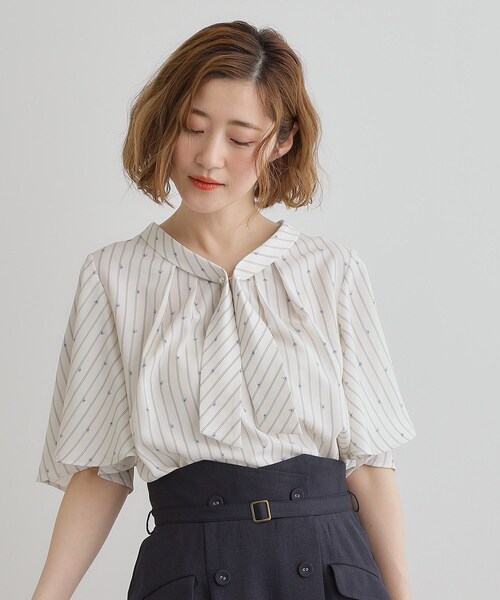 grove（グローブ）の「【華やか】パール調ピン付きボウタイブラウス（シャツ/ブラウス・レディース・オフホワイト/ホワイト系3/ネイビー/ピンク・02/01/03/04/05）」の2枚目の写真