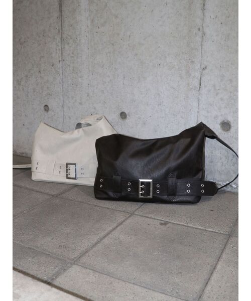 jouetie（ジュエティ）の「ハトメベルトメッセンジャーバッグ（ショルダーバッグ・レディース・ブラウン/アイボリー・FREE）」の3枚目の写真