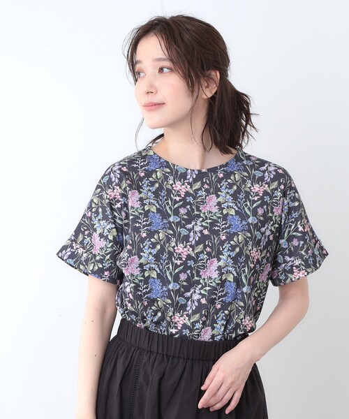 LAURA ASHLEY（ローラアシュレイ）の「【ギフトにおすすめ！日本製/コットン100％】エルストンガーデン柄スムースTシャツ（Tシャツ/カットソー・レディース・ホワイト系3/ネイビー系・38/40）」の2枚目の写真