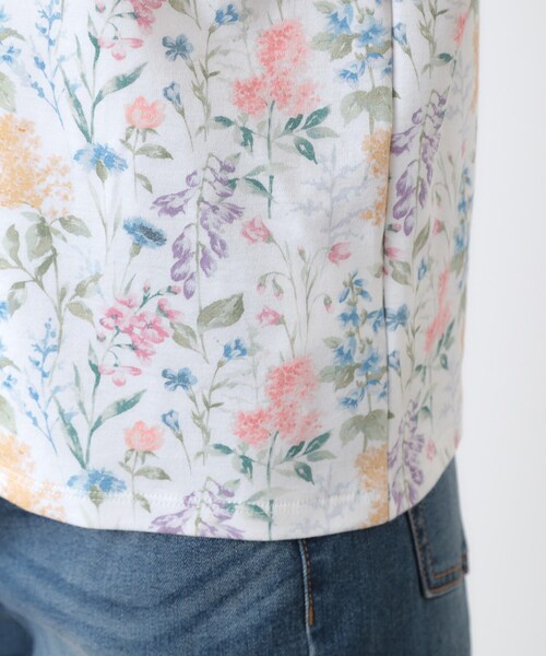 LAURA ASHLEY（ローラアシュレイ）の「【ギフトにおすすめ！日本製/コットン100％】エルストンガーデン柄スムースTシャツ（Tシャツ/カットソー・レディース・ホワイト系3/ネイビー系・38/40）」の4枚目の写真