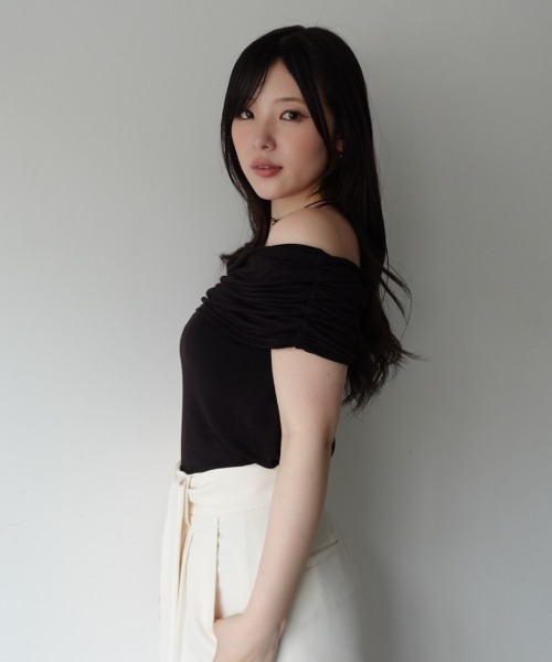 SENEE(セニー)の「drape rame off shoulder(ドレープラメオフショルダー)(Tシャツ/カットソー・レディース・ブラック/ライトグレー・FREE)」の19枚目の写真
