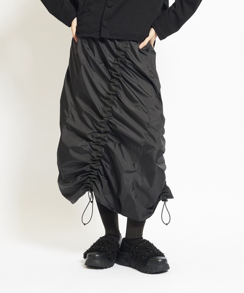 gomme（ゴム）の「マスダックタフタ　ドロストスカート（スカート・レディース・ブラック/カーキ・MEDIUM）」の2枚目の写真