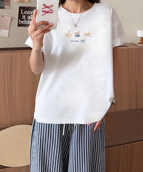 aimoha(アイモハ)の「ワンポイント刺繍Tシャツ(Tシャツ/カットソー・レディース・ブラック/ピンク/ホワイト/ライトグリーン/ライトグレー/イエロー/パープル・FREE)」の2枚目の写真