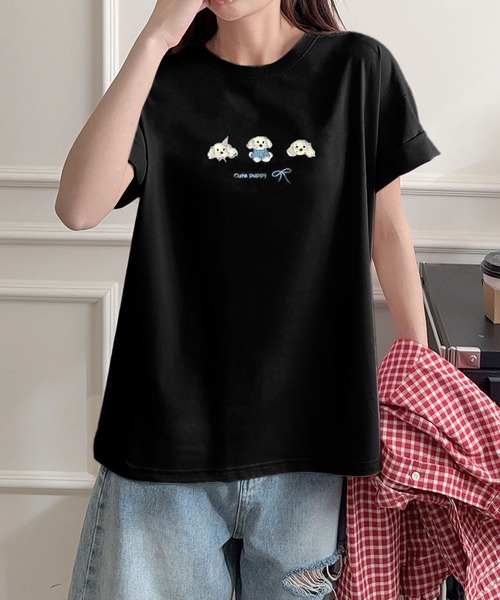 aimoha(アイモハ)の「ワンポイント刺繍Tシャツ(Tシャツ/カットソー・レディース・ブラック/ピンク/ホワイト/ライトグリーン/ライトグレー/イエロー/パープル・FREE)」の1枚目の写真