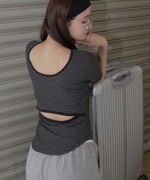 Mili affinity（ミリアフィニティー）の「バックオープンリブ半袖Tシャツ（Tシャツ/カットソー・レディース・ブラック/アイボリー/チャコールグレー/ブラウン/ブラック×ホワイト・FREE）」の4枚目の写真
