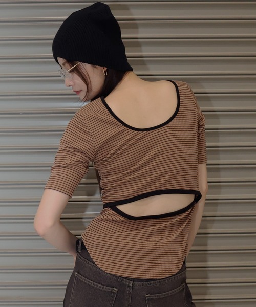 Mili affinity（ミリアフィニティー）の「バックオープンリブ半袖Tシャツ（Tシャツ/カットソー・レディース・ブラック/アイボリー/チャコールグレー/ブラウン/ブラック×ホワイト・FREE）」の5枚目の写真