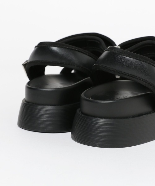 Elura（エルーラ）の「ソフトフェイクレザ－フィットサンダル/451938（サンダル・レディース・ブラック/ゴールド・LARGE/MEDIUM）」の9枚目の写真