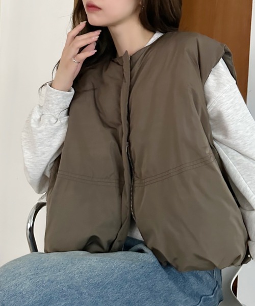 Eclat one（エクラワン）の「【Eclat one】ノーカラーショート丈 フロントジップ 中綿ベスト（ダウンベスト・レディース・ブラウン/ブラック/グレイッシュベージュ・FREE）」の21枚目の写真