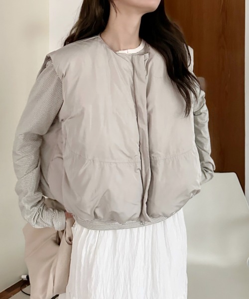 Eclat one（エクラワン）の「【Eclat one】ノーカラーショート丈 フロントジップ 中綿ベスト（ダウンベスト・レディース・ブラウン/ブラック/グレイッシュベージュ・FREE）」の15枚目の写真