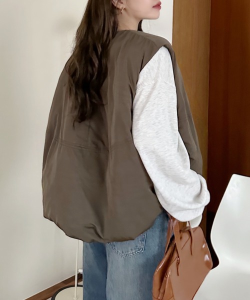 Eclat one（エクラワン）の「【Eclat one】ノーカラーショート丈 フロントジップ 中綿ベスト（ダウンベスト・レディース・ブラウン/ブラック/グレイッシュベージュ・FREE）」の22枚目の写真