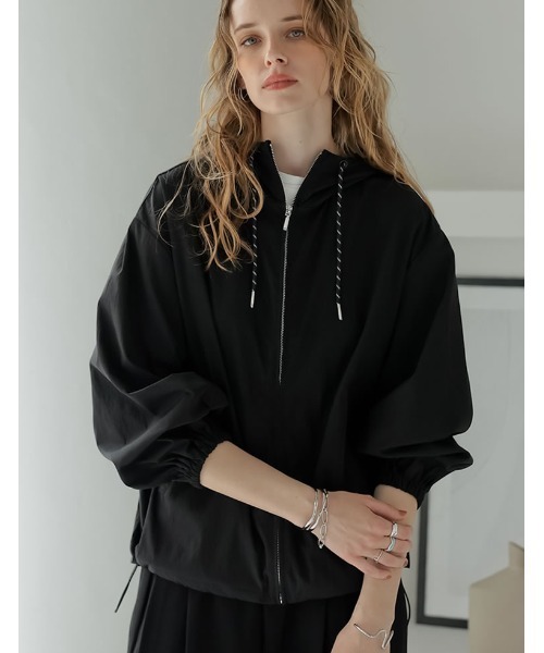 エミ新品紙タグ付き⭐️ギャザーナイロンブルゾンコンパクトマウンテンパーカー エミ新品紙タグ付き⭐️ギャザーナイロンブルゾンコンパクト