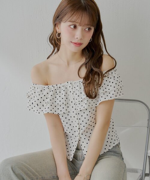 Chico（チコ）の「フロントボタンフリルデザインブラウス（シャツ/ブラウス・レディース・ホワイト/ブラック/ブラック系その他2/ブラウン系その他2・FREE）」の2枚目の写真