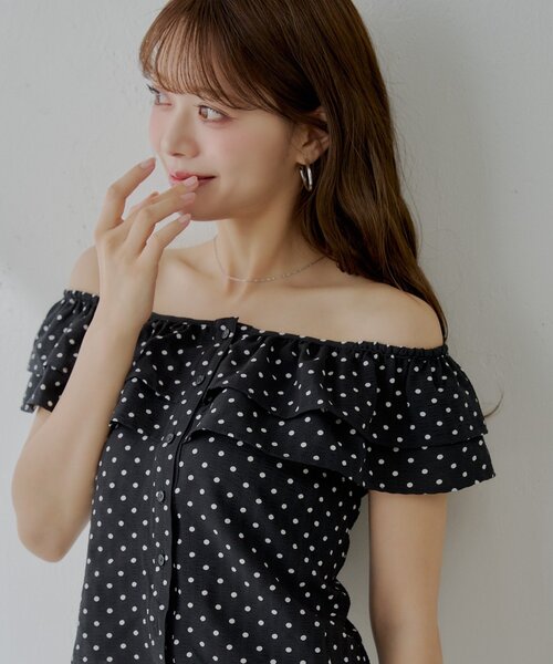 Chico（チコ）の「フロントボタンフリルデザインブラウス（シャツ/ブラウス・レディース・ホワイト/ブラック/ブラック系その他2/ブラウン系その他2・FREE）」の3枚目の写真