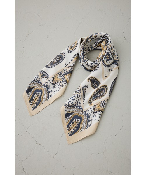 AZUL by moussy(アズールバイマウジー)の「ペイズリーパターン大判スカーフ(バンダナ/スカーフ・レディース・ベージュ系その他・FREE)」の3枚目の写真