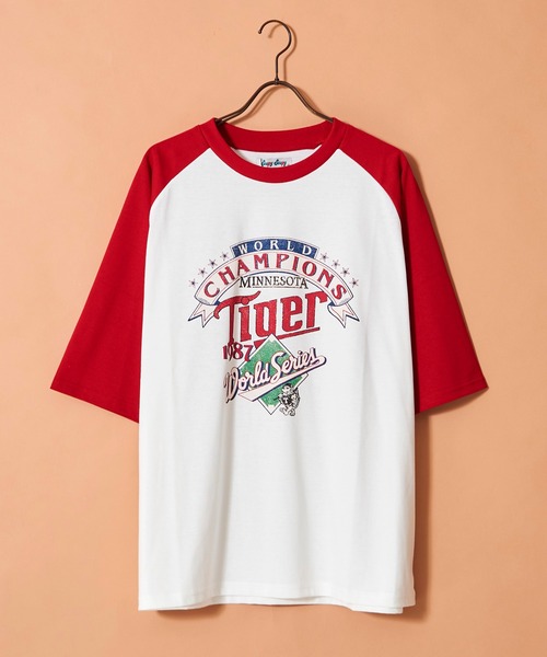Revo.(レボ)の「ヴィンテージライク オールドグラフィックデザイン ラグラン プリントTシャツ ロゴ イラスト(Tシャツ/カットソー・メンズ・ホワイト/ホワイト系その他/ホワイト系その他3/レッド/レッド系その他/ホワイト系その他2/レッド系その他2/レッド系その他3・M/L/XL)」の6枚目の写真