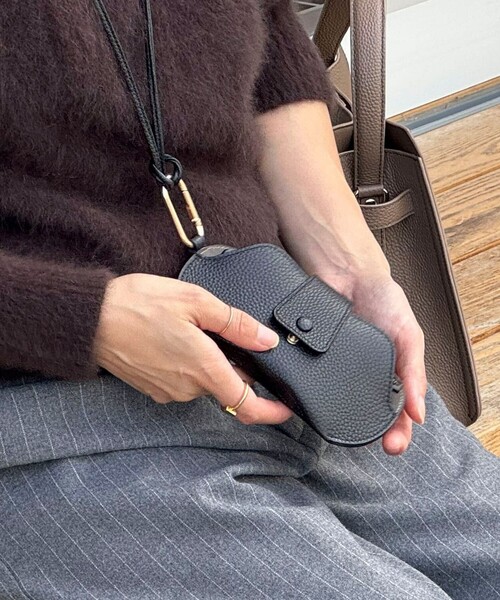 NOLLEY’S(ノーリーズ)の「メガネケースチャーム(チャーム・レディース・ベージュ/グレイッシュブルー/シルバー/ブラック・FREE)」の2枚目の写真