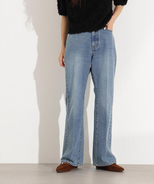 N.（N. Natural Beauty Basic）（エヌエヌナチュラルビューティーベーシック）の「センタープレスフレアデニムパンツ（デニムパンツ・レディース・ライトブルー/ブルー・MEDIUM/SMALL）」の2枚目の写真