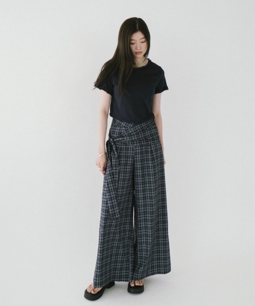 DRWCYS（ドロシーズ）の「リボンディテールワイドパンツ（スラックス・レディース・チャコールグレー/ブラック・SMALL/MEDIUM）」の2枚目の写真