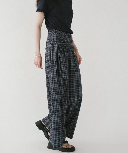 DRWCYS（ドロシーズ）の「リボンディテールワイドパンツ（スラックス・レディース・チャコールグレー/ブラック・SMALL/MEDIUM）」の20枚目の写真