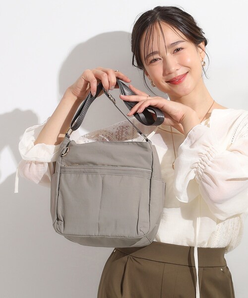 SHOO・LA・RUE(シューラルー)の「【撥水】10ポケットショルダーバッグ(ショルダーバッグ・レディース・ワインレッド/グレー/パープル系/ブラック/ブラウン系その他・00)」の3枚目の写真