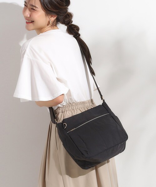 SHOO・LA・RUE(シューラルー)の「【撥水】10ポケットショルダーバッグ(ショルダーバッグ・レディース・ワインレッド/グレー/パープル系/ブラック/ブラウン系その他・00)」の2枚目の写真